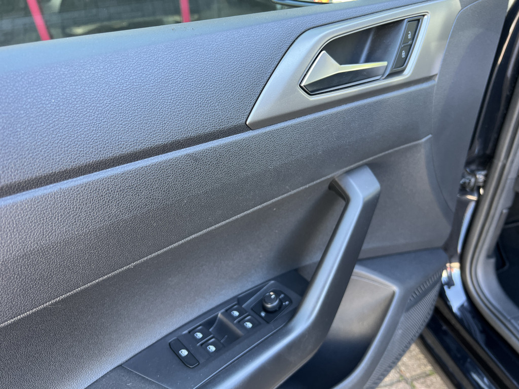 53160933-8.jpg
